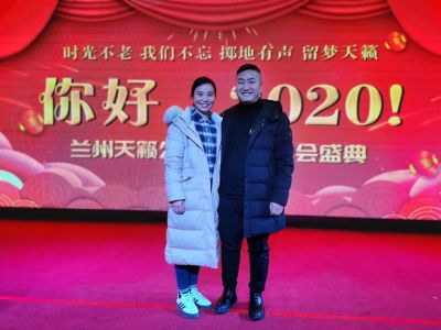 許發(fā)鵬與王筱琴天籟公益年會(huì)合影